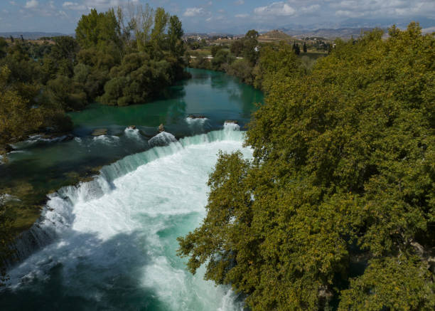 foto do drone da cachoeira manavgat, manavgat antalya, turquia - waterfall antalya turkey forest - fotografias e filmes do acervo