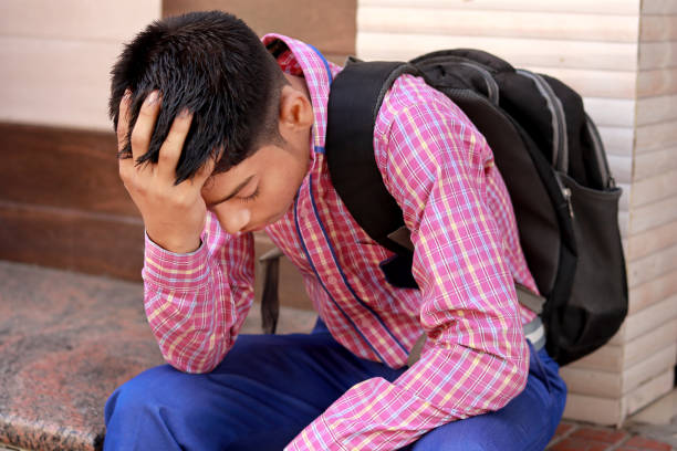 estudante do sexo masculino estressado sentado nas escadas - confusion hand in hair tired touching - fotografias e filmes do acervo