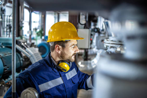 контроль температуры и давления воды в городских теплоцентралях. - oil rig manual worker men occupation стоковые фото и изображения