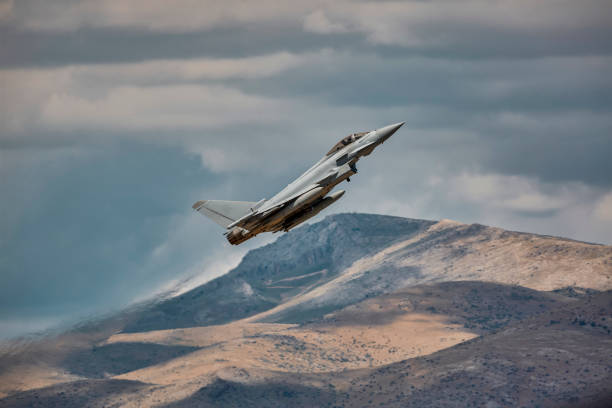 latanie wojskowym myśliwcem odrzutowym 5. generacji - airshow airplane weather military zdjęcia i obrazy z banku zdjęć