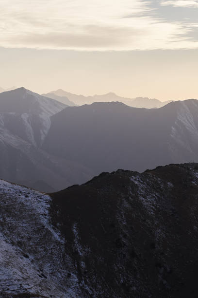 вертикальный пейзаж с видом на горные вершины со снегом на закате. - kazakhstan glacier snow mountain view стоковые фото и изображения