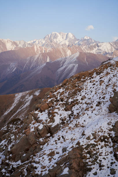 пейзажный вид на скалистый горный хребет, покрытый снегом. вертикальное фото - kazakhstan glacier snow mountain view стоковые фото и изображения