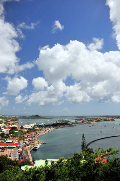 panorama von marigot von fort st. louis, saint martin (französische seite) - st lucia bay caribbean marigot bay stock-fotos und bilder