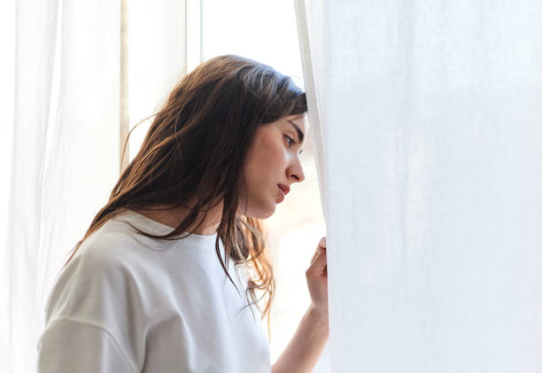 portret młodej kobiety z problemami lękowymi i depresyjnymi. - women reflection thinking window zdjęcia i obrazy z banku zdjęć