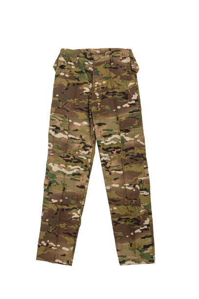 pantalon militaire de camouflage. vêtements de soldat. isoler sur fond blanc. - camouflage pants photos et images de collection