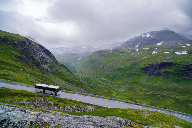 ノルウェーの美しい景色 - peak to peak ストックフォトと画像