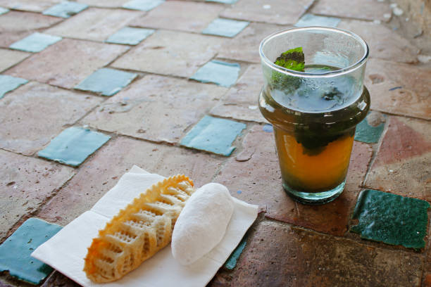 tazza di tè alla menta e biscotti su vecchio sfondo di pietra - morocco tea glass mint tea foto e immagini stock