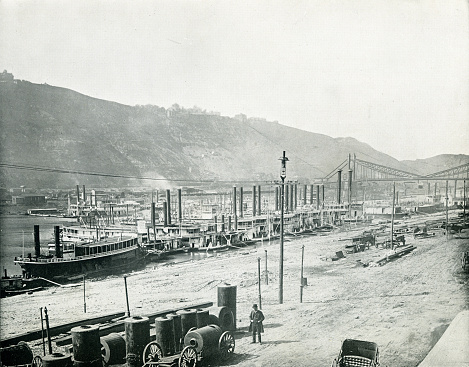 The Monongahela Wharf, key wharf of Pittsburgh on the Monongahela River. From the late 19th century it was used until the dam was built in the Ohio river.