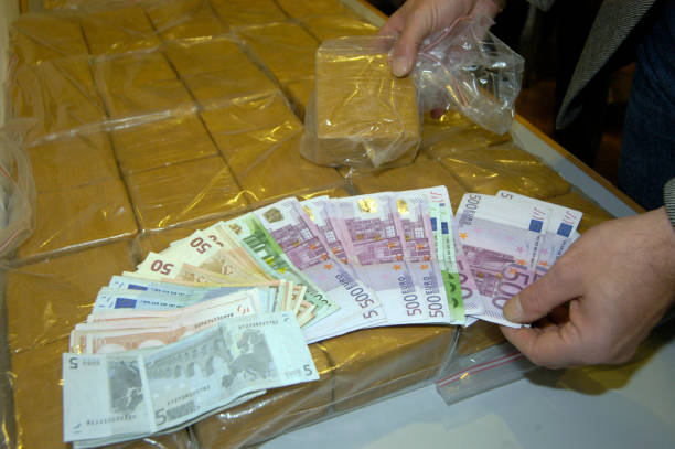 деньги от наркотиков, наркотики и деньги, изъятые полицией - ministry of the interior стоковые фото и изображения