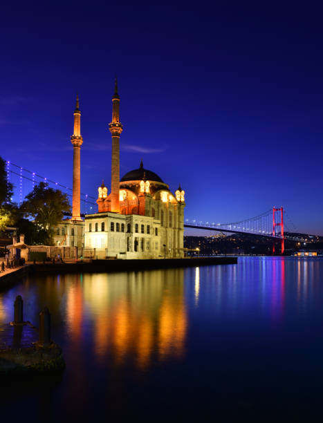 ortakoy, estambul, turquía. mezquita de ortakoy y puente del bósforo (15 de julio puente de los mártires) vista del amanecer. - ortakoy mosque fotografías e imágenes de stock