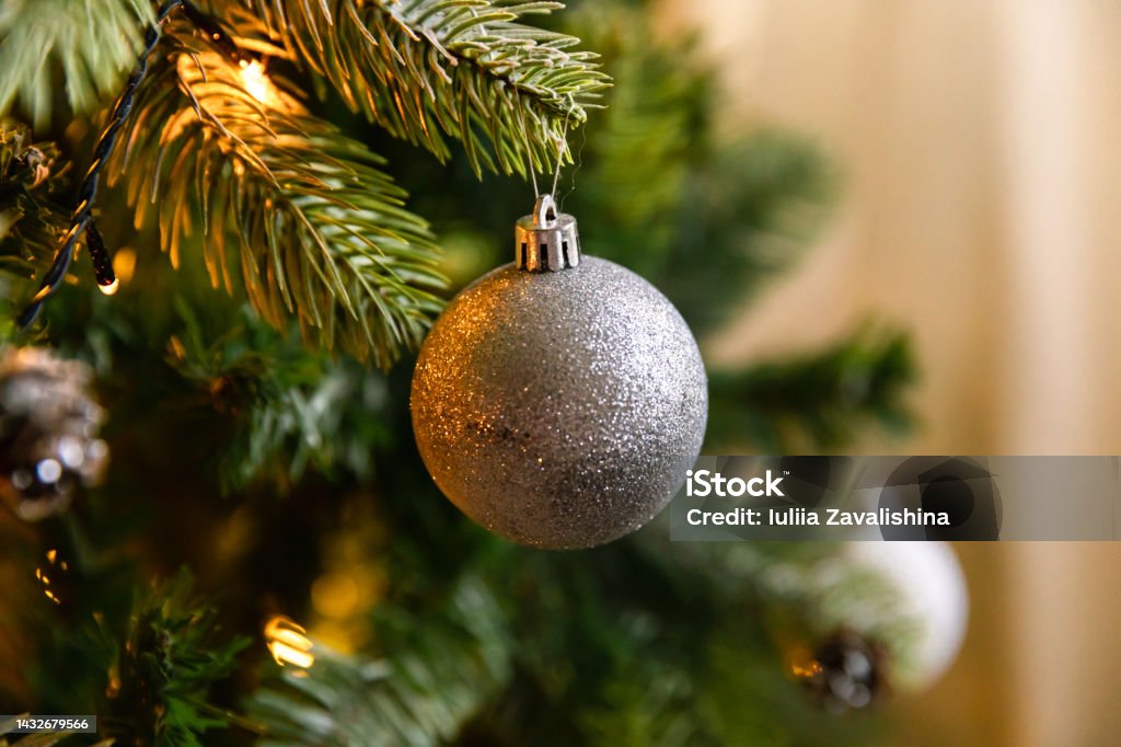 Foto de Árvore Clássica De Natal Decorada De Ano Novo Árvore De Natal Com  Decorações Wite E Prata Enfeites De Brinquedo E Bola Apartamento De Design  De Interiores De Estilo Clássico Moderno
