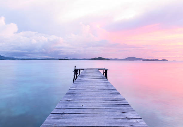 viejo muelle de madera en el lago, tiro al atardecer - muelle fotografías e imágenes de stock