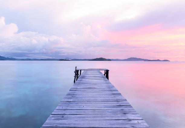 vecchio molo di legno al lago, colpo del tramonto - lake sea seascape water foto e immagini stock