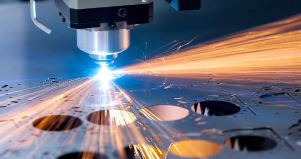 cnc-fräsmaschine. bearbeitung und laserschneiden für metall in der industrie. bewegungsunschärfe. industrieausstellung von werkzeugmaschinen. - metallindustrie stock-fotos und bilder