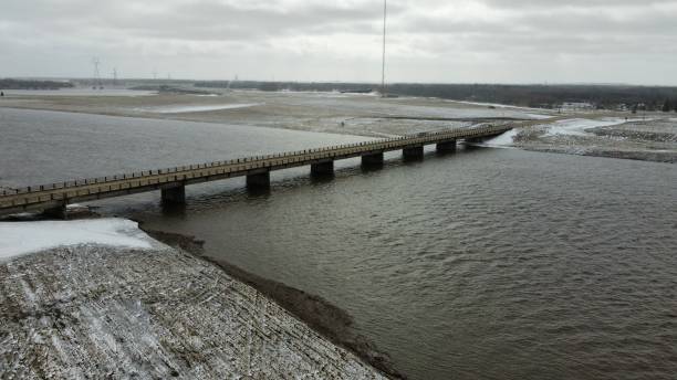 floodway - winnipeg mb - canada - manitoba winnipeg winter bridge imagens e fotografias de stock