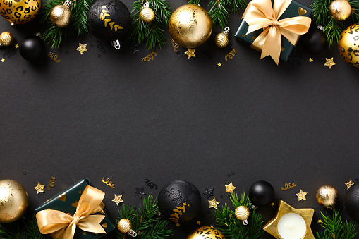 Fondo negro de Navidad con decoraciones de lujo, bolas doradas, cajas de regalo, ramas de abeto. Maqueta de banner de Navidad, plantilla de tarjeta de felicitación ne year photo