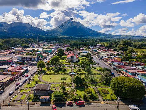 Hermosa vista aérea de la ciudad de San Carlos La Fortuna - Iglesia volcán Arenal la Fortuna en Costa Rica photo