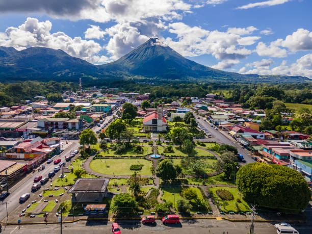 bela vista aérea da cidade de san carlos la fortuna - igreja arenal volcano la fortuna na costa rica - costa rica fotos - fotografias e filmes do acervo