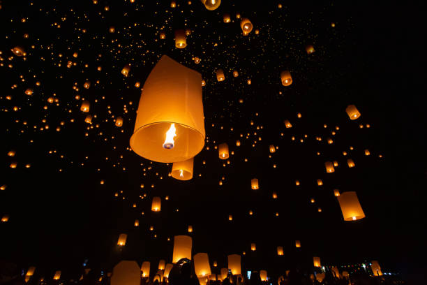 туристические плавающие небесные фонари в лой krathong фестиваль , чиангмай , таиланд. - sky lantern стоковые фото и изображения