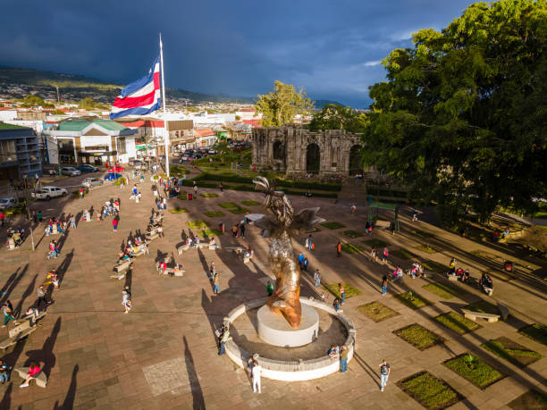 카르타고 유적과 비센 테니얼 기념물과 코스타리카 국기의 아름다운 공중 야경 - bicentennial 뉴스 사진 이미지