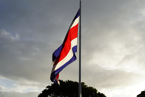 Hermosa vista de la bandera de Costa Rica ondeando dramáticamente en el cielo photo