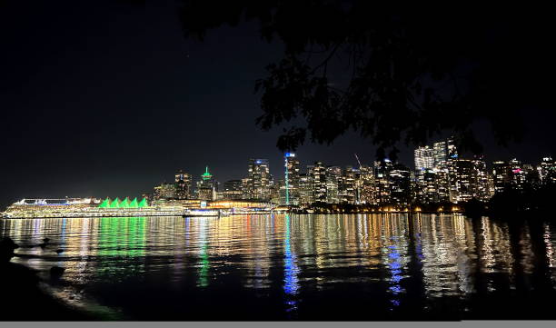 espejo reflejo de toda la ciudad en el océano noche oscura en canadá vancouver vista desde el océano edificio luminoso canadá lugar navega en verde rascacielos brillan con muchas luces reflejadas en el agua - vancouver apartment skyline real estate fotografías e imágenes de stock