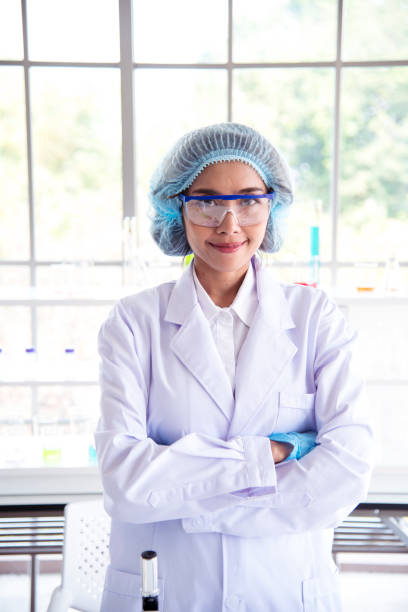 retrato de mujeres científicas asiáticas antecedentes de laboratorio. patóloga investigadora clínica química médica experta. retrato de mujer científica experta en laboratorio médico. mujer del laboratorio de biología de la felicidad - medical exam science research scientific experiment fotografías e imágenes de stock