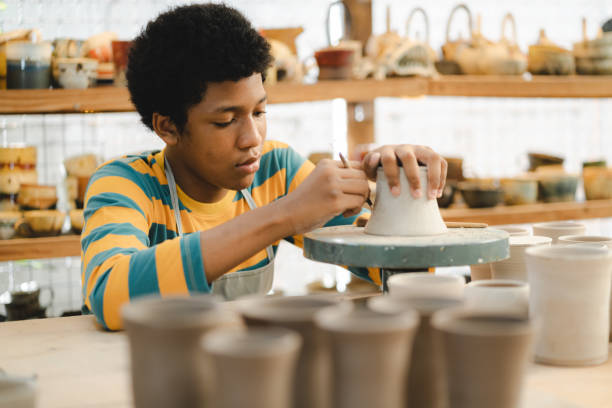handcraft artist person using art skill of creativity to making ceramic clay craft pottery workshop by hand finger, wet and dirty work with mud for shape bowl traditional in hobby or manufacturing artista artesanal persona que utiliza la habilidad artística de la creatividad para hacer cerámica arcilla taller de cerámica artesanal por dedo a mano, trabajo húmedo y sucio con barro para la forma tazón tradicional en hobby o fabricación