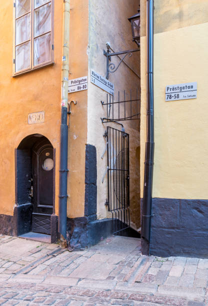 callejón de marten trotzig, la calle más estrecha de estocolmo con 90 centímetros de ancho, gamla stan, el casco antiguo, suecia - narrow alley fotografías e imágenes de stock