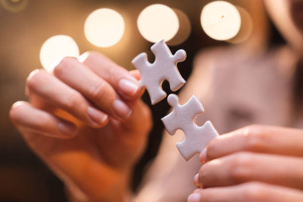 Business person team work holding jigsaw to connecting successful puzzle piece for matching to goals target, success and start up new project in business marketing plan concept el trabajo en equipo de la persona de negocios mantiene un rompecabezas para conectar la pieza del rompecabezas exitosa para que coincida con el objetivo de los objetivos, el éxito y el inicio de un nuevo proyecto en el concepto de plan de marketing empre