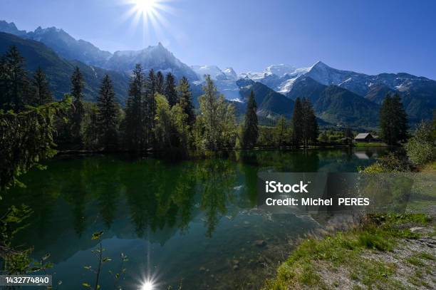 Paysage De Montagne Sur Le Massif Du Montblanc Et Le Lac Des Gaillards À Chamonix Dans Les Alpes Françaises Stock Photo - Download Image Now