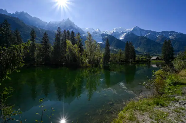 Photo of Paysage de montagne sur le massif du Mont-Blanc et le lac des Gaillards à Chamonix dans les Alpes françaises