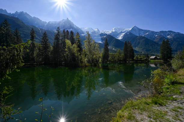 paysage de montagne sur le massif du mont-blanc et le lac des gaillards à chamonix dans les alpes françaises - montagne sol imagens e fotografias de stock