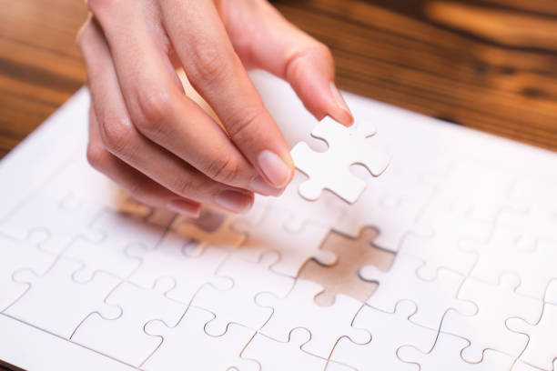 Business person team work holding jigsaw to connecting successful puzzle piece for matching to goals target, success and start up new project in business marketing plan concept el trabajo en equipo de la persona de negocios mantiene un rompecabezas para conectar la pieza del rompecabezas exitosa para que coincida con el objetivo de los objetivos, el éxito y el inicio de un nuevo proyecto en el concepto de plan de marketing empre
