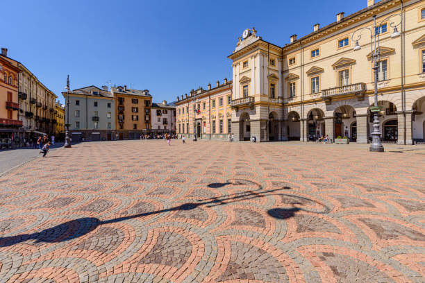 aosta, italien. blick auf die piazza émile chanoux mit der rechten fassade des gebäudes, in dem sich das rathaus der stadt befindet. - valle daosta stock-fotos und bilder