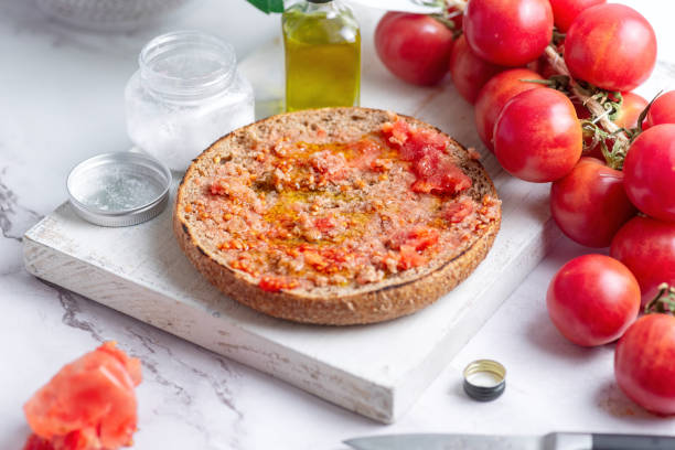 pan tostado con tomates colgantes catalanes, aceite de oliva y sal - heirloom tomato tomato vegetable fruit fotografías e imágenes de stock