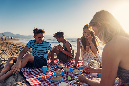 Family having summer picnic breakfast on the beach.
Sunny summer morning in Alicante, Spain.
Canon R5