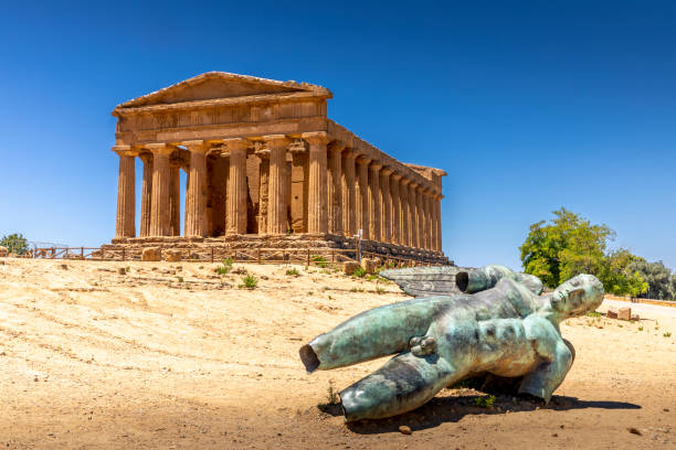 vallée des temples, agrigente sicile en italie. statue en bronze d’icare - agrigento sicily italy tourism photos et images de collection