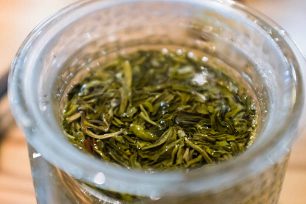 заваренный жасминовый чай - tea leaves chinese tea green tea leaf стоковые фото и изображения