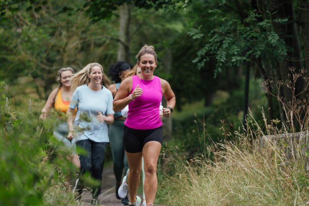 dobre samopoczucie i aktywność - jogging running motivation group of people zdjęcia i obrazy z banku zdjęć