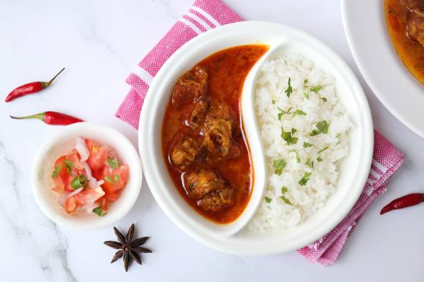 shahi mutton curry, mutton masala, mutton korma é um famoso prato não vegetariano picante da índia. é feito de carne de cabra junto com especiarias. servido com arroz e roti. copiar espaço. - nonvegetarian - fotografias e filmes do acervo