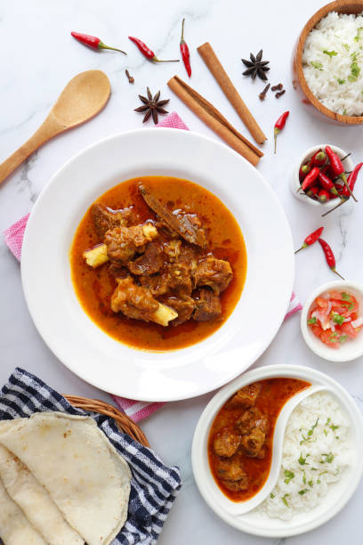 shahi mutton curry, mutton masala, mutton korma est un célèbre plat épicé non végétarien de l’inde. il est fait de viande de chèvre avec des épices. servi avec du riz et du roti. espace de copie. - nonvegetarian photos et images de collection