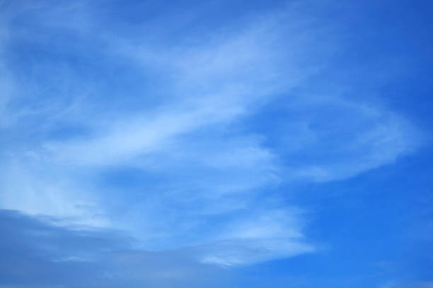 활기찬 푸른 하늘을 가로 질러 퍼지는 아름다운 하얀 구름 - cirrostratus 뉴스 사진 이미지