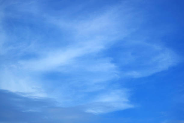 belas nuvens brancas se espalhando pelo céu azul vibrante - cirrostratus - fotografias e filmes do acervo