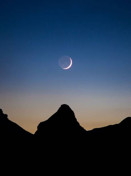 luna creciente creciente sobre la silueta de la montaña - luna creciente fotografías e imágenes de stock