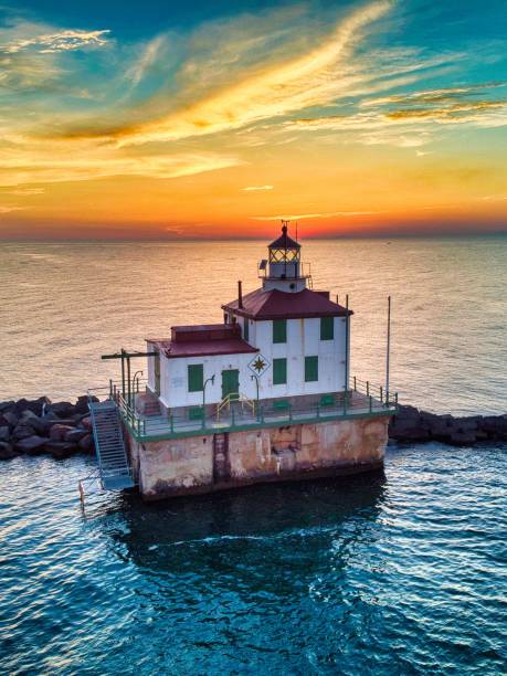 prise de vue par drone du bâtiment ashtabula harbor light lors d’un coucher de soleil à couper le souffle - oh beautiful photos et images de collection