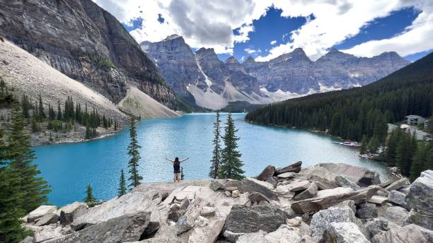 beautiful view of moraine lake and mountains in banff national park, alberta, canada. - moraine imagens e fotografias de stock