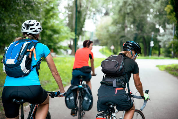 先輩女友達が一緒に旅行する - cycling bicycle bicycle gear triathlon ストックフォトと画像