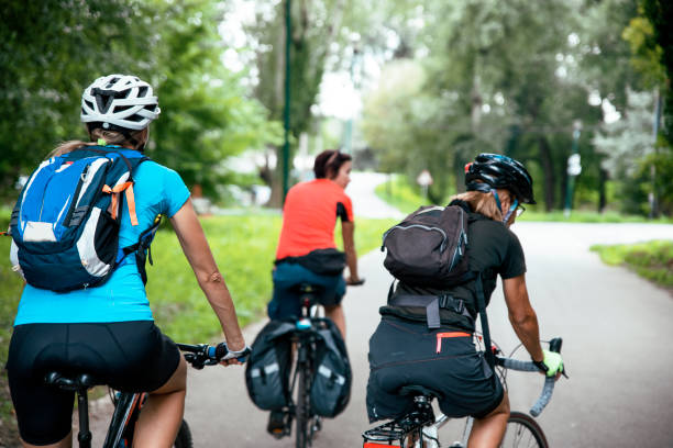 старшие подруги путешествуют вместе - cycling bicycle triathlon women стоковые фото и изображения