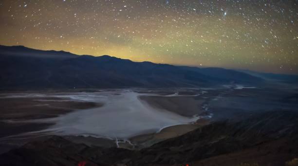 istock Night time and dark sky over death valley 1432822701